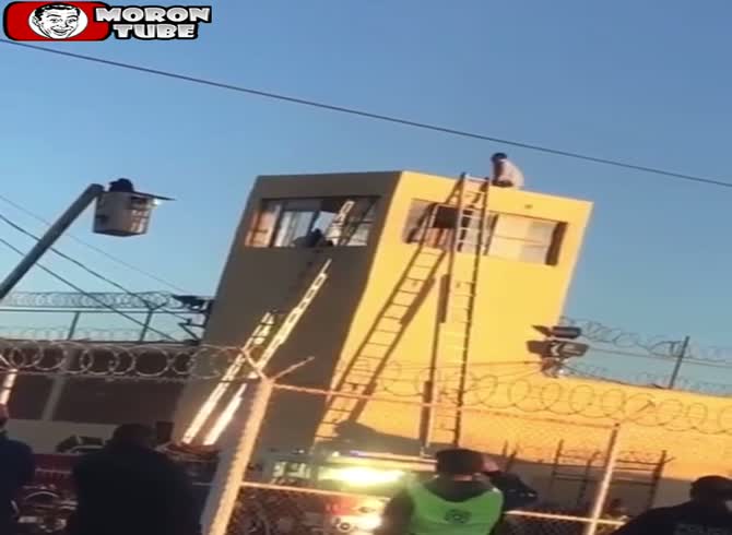 Video :Mexico - A prisoner jumps from a skyscraper (Warning - disturbing)